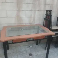 ۳۰ تا صندلی فلزی محکم و میز موجوده