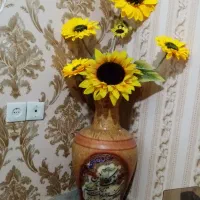 گلدان سرامیکی ون یکاد با گل آفتاب گردان