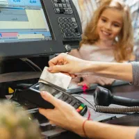 صندوقدار خانم جهت فروشگاه پوشاک