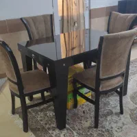 میز غذاخوری چهارنفره روی صفحه شیشه
