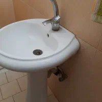 روشویی با شیر آب