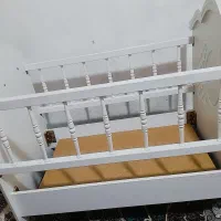 تخت گهواره یی نوزاد کنار مادر