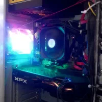 کامپیوتر به همراه مانیتور