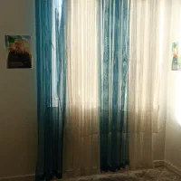 پرده آبی و پرده شاین سفید در حدنو