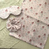 روبالشتی ساتن بهمراه اسکرانچی و چشم بند..|رختخواب، بالش، پتو|بیرجند, |دیوار