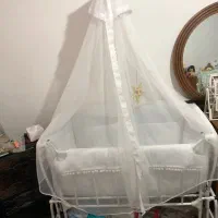 تخت گهواره ای نوزاد کنار مادر