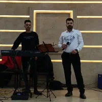 خواننده و نوازنده ارکستر