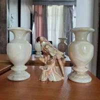 گلدون و مجسمه سنگی