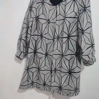 تعدادی مانتو و روسری و شال