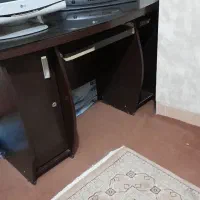 میز کامپیوتر کارکرده باشیشه