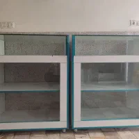 سه عدد میز و یک پیشخوان