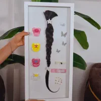 تابلو با مو و وسایل یادگاری