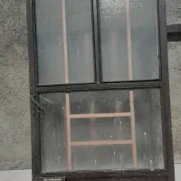 در اهنی باشیشه و قفل