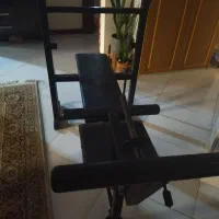 میز پرس سینه در حد نو با کل وزنه ها دمبل و هالتر