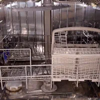 یک دستگاه ماشین ظرفشویی برند پاکشوما