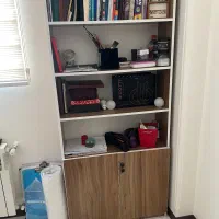 کتابخانه کمد دار تمیز همراه میز ۶ نفره