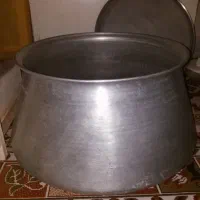 دیک‌بزرگ‌‌وسنگین‌آشپزخانه‌با‌درب