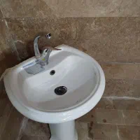 روشویی همراه با شیر سرد و گرم و شیلنگ فلزی