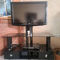 تلویزیون LED۳۲ اینچ و میز شیشه‌ای مشکی  تمیز سالم|تلویزیون و پروژکتور|اصفهان, جلفا|دیوار