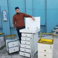 آینه قدی و میزناخن و صندلی چوبی ترولی تخت زیبایی|آرایشگاه و سالنهای زیبایی|کرج, گلدشت|دیوار