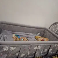 گهواره و تخت کنار مادر