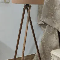 آباژور ایستاده