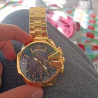 ساعت مچی طلایی خوش دست و زیبا