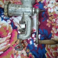 چرخ گوشت دستی آنتیک بسیار قدیمی سالم