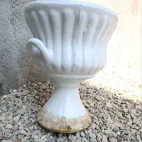 گلدان سفالی پایه دار