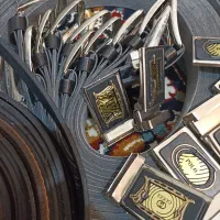 تعداد زیادی کمربند|کیف، کفش، کمربند|رشت, پل تالشان|دیوار