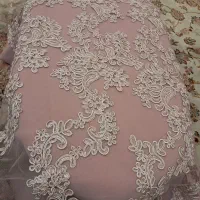 یک قواره پارچه کرپ با گیپور