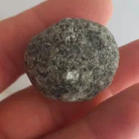 سنگ راف با ذرات مشکی براق