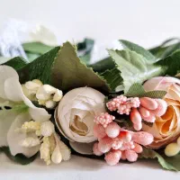 دسته گل و تاج مصنوعی زیبای عروس