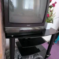 تلویزیون به همراه میز