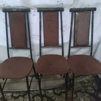 سه تا صندلی همراه با میز شیشه ای