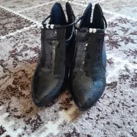 کفش|کیف، کفش، کمربند|شاهین دژ, |دیوار