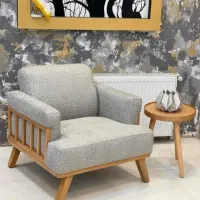 زیرکارچی مبل راحتی و یک شاگرد ساده