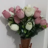 دو دسته گل بزرگ و گلدان حصیری زیبا