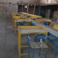 خط مونتاژ ۱۲ متری با ۱۲ عدد میز و ۱۲ عدد صندلی