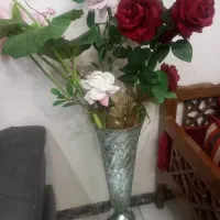 یک عدد گلدان شیشه ای بزرگ با گلهای مصنوعی زیبا