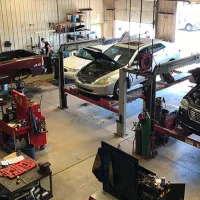 یک نفر استاد کار ماهر و یک نفر نیمه ماهر مکانیکی