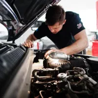 مکانیک ماهر مسلط به خودروهای چینی