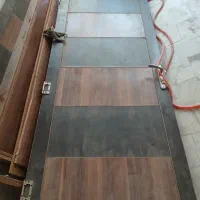 درب چوبی با قفل و دستگیره