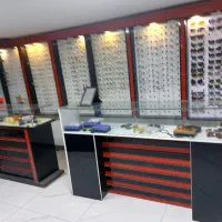 دکور عینک فروشی و پیشخوان و دو عدد آیینه بزرگ
