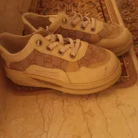 کتونی|کیف، کفش، کمربند|میانه, |دیوار