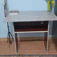 میز تحریر همراه کتاب خانه