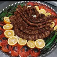 نیروی سالن کار و خدماتی خانم در آشپزخانه