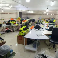 تعدادی چرخکار ماهر و نیمه ماهر در تولیدی پوشاک