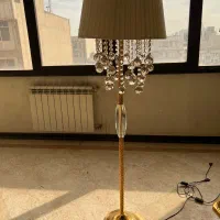 اباژور کنار سالنی برنجی و کریستال