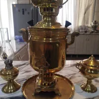 سماور زغالی قدیمی روی سینی نوشته داره